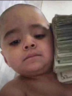 Vit t-shirt från Gallery Dept. - Vit t-shirt från Gallery Dept. med svart tryck både fram och bak. Klassisk passform med rund hals och korta ärmar. Stort tryck på ryggen med texten 'GALLERY DEPT. HOLLYWOOD, CA.' och mindre logga på bröstet. Perfekt basic med streetkänsla.