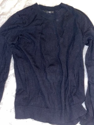 Svart tight tröja  - Svart tight tröja från Lager 157. Har sytt ihop ett hål på armen . Se bild 2