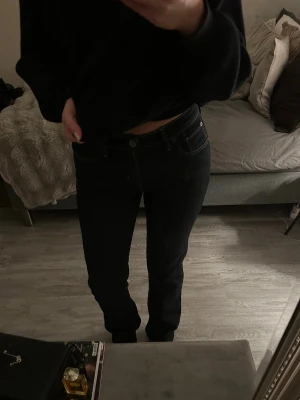 Levi's Jeans, Straight - Säljer ett par mörkblå Levi's Demi Curve Classic Straight Leg jeans. Klassisk femficksmodell med kontrastsömmar. Storlek 28, passar mig som brukar ha mellan 36/38/S. Perfekt i längden upp till 170 cm.                                                              Skriv om du har några funderingar💕