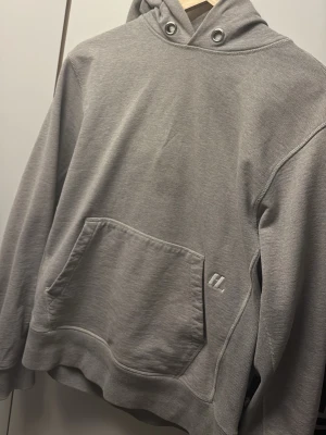 Helmut Lang Hoodie  - Lägsta pris på plock vid tid av annonsering LARGE i storleken men sitter mer som en MEDIUM, tecken på användning förekommer någon mindre fläck här i där men den är i övrigt bra skick o allt borde gå bort i tvätten. Hus med djur, rökfritt 