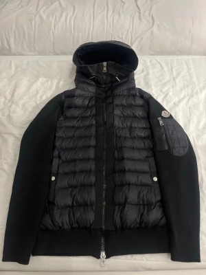  Moncler cardigan  - Säljer en svart moncler cardigan med scan på loggan 
