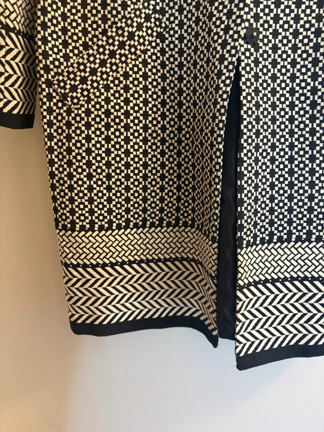 Svartvit mönstrad rock från KappAhl - 1