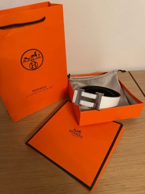 Vit bälte  - Säljer ett vitt bälte i fint skick. Stilrent och passar till många outfits. Hör av dig i DM vid intresse, frågor eller om du vill ha fler bilder.