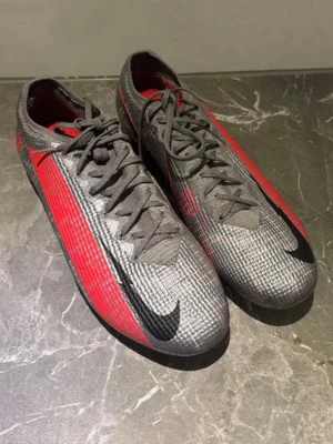 Nike Mercurial elite vapor  fotbollsskor - Säljer ett par Nike Mercurial fotbollsskor i grått använts i 10 min det är helt nya 
