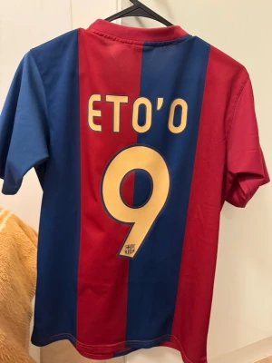 Fc Barcelona  - Fc Barcelona 2006/07 home jersey size Xl kids or S men —-> Etoo 9 