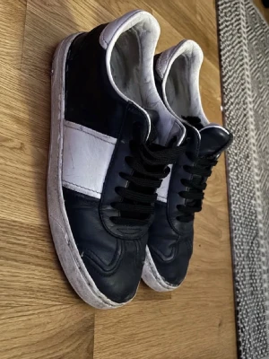 Svarta och vita sneakers från Valentino - Säljer dom här fly crewsen eftersom dom är för små för mig, dom är inte i de bästa skicket men de går att fixa därför så säljer jag dom så billigt. Inga prisförslag. 