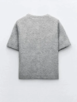 Stickad tröja - Säljer denna fina stickade kortärmade tröjan från zara då den inte kommer till användning! Den är i bra skick men lite nopprig kontakta mig privat om ni vill ha bilder. Skriv privat vid frågor elelr intresse🩷den är i storlek m men den sitter bra på mig sol brukar ha xs/s