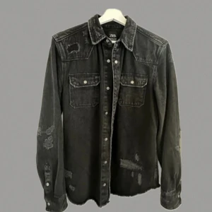 Svart overshirt / jeans relaxed fit i S.  Zara - • Overshirt /skjortjacka / jeansjacka / jeansskjorta med revor från Zara i S och relaxed fit.  • OBS! Modellen har M i storlek, därför inte perfekt passform 🤷‍♀️ •ca-mått i cm:  Axelbredd: 42-43 Bröst: 48 Längd: 70