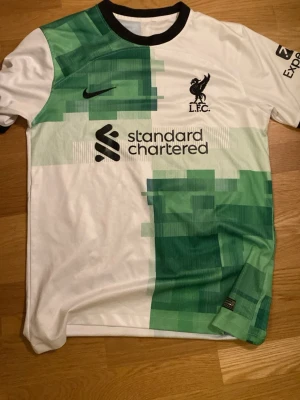 Liverpool t shirt - En snygg fotbolls t shirt som är jätte fint skick 