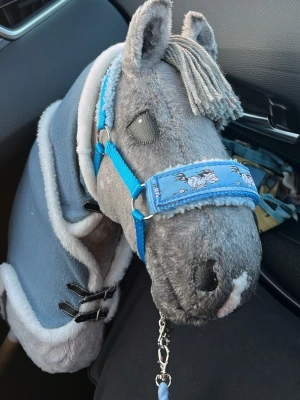 Grå käpphäst till salu! - Säljer en grå fin käpphäst vid namn Jet för samma pris som jag köpte för. Utrustning ingår