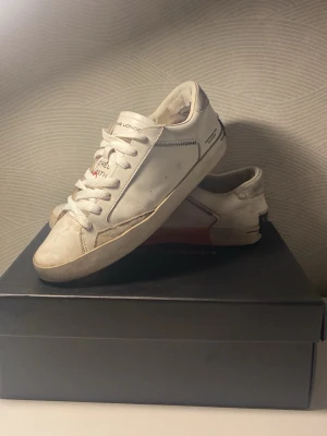 Vita sneakers från Crime London - Säljer desaa Crime in london som passar bra t folk som gillar slim kläder och vill klä upp sig lite extra 