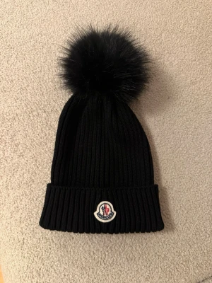 Moncler mössa - Kommit till användningar få gånger