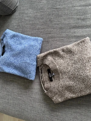 Beige/brun och blå stickad tröja från Vero Moda - Mysig beige/brun och blå stickad tröja från Vero Moda. Köpte förra året men aldrig kommit till användning. Perfekt för kyliga dagar och enkel att matcha med jeans eller kjol. Säljer en för 70kr eller båda för 100kr. 