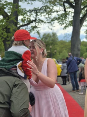 Ljusrosa balklänning  - säljer denna super fina balklänningen som enbart är använd en gång, den är i nyskick och verkligen super fin🌸 jag säljer den då jag använde den på min bal och nu gärna vill se någon annan använda den, nypris 3500kr 
