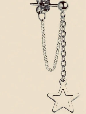By prisförslag- 1 st örhänge stjärna kedja - Snyggt silvrigt örhänge med kedja och stjärnhänge.