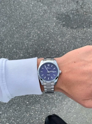 Silverfärgade blå klocka x Doventi  - 🌟 Doventi - Helt ny och oanvänd klocka i toppskick! 🌟 🎁 Levereras komplett med originalbox. ✨ Perfekt skick, garanterat utan defekter. ⚙️ Enkel justering för optimal passform. 🚀 Snabb leverans samma dag – direkt till dig!