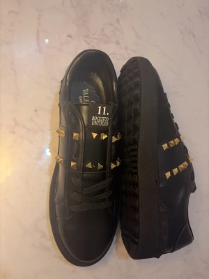 Valentino Rockstud - Säljer mina svarta Valentino Garavani Rockstud skor, helt nya och oanvända. Priset går att diskutera.