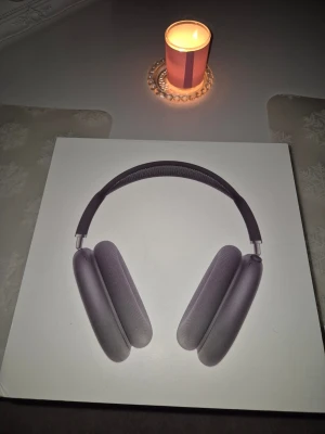 Apple AirPods Max Midnight - Snygga Apple AirPods Max i färgen Midnight, levereras med original Smart Case och förpackning. Hörlurarna ser ut att vara i mycket gott skick och ger en premium ljudupplevelse med aktiv brusreducering. Perfekt för musik, film och samtal. Kartongen har visst slitage undertill.