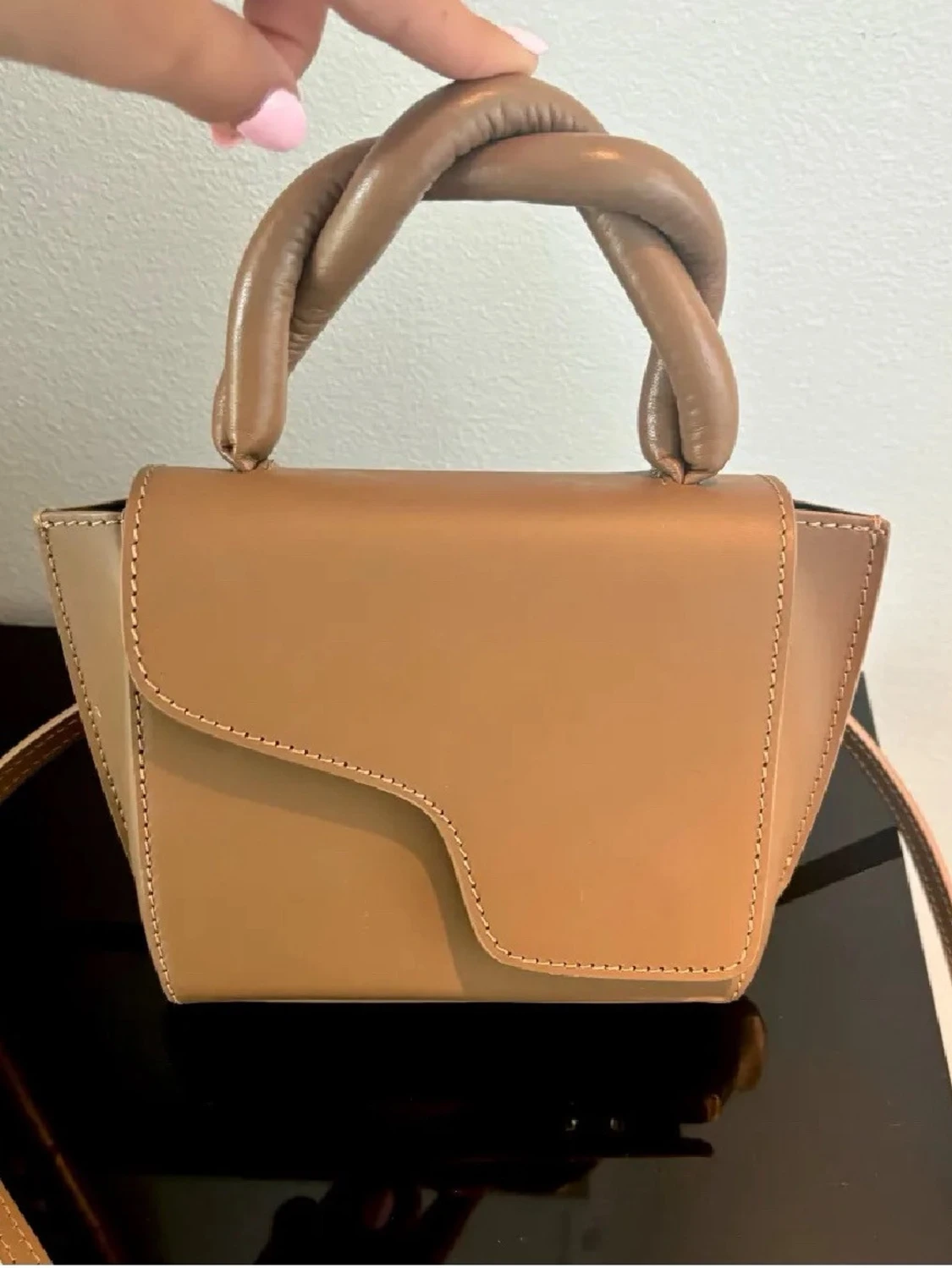 Beige atp väska med twistat handtag - 1