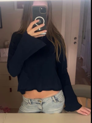 Mörkblå tröja  - Säljer denna jättefina tröja från Carin Wester i storlek M men sitter som en S💗