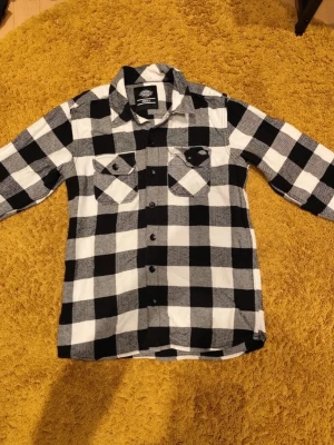 Flanell skjorta från Dickies - Säljer en flanell skjorta från Dickies i storlek Small. Skjortan har två bröstfickor med lock och knappar framtill. Tillverkad i 100% bomull för en skön och avslappnad känsla.
