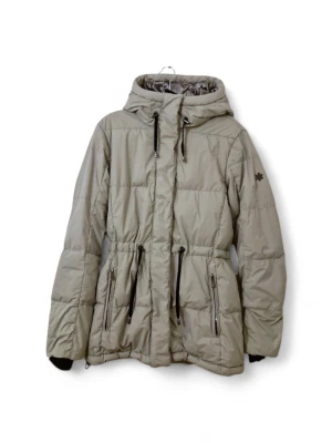 Ahkka Ljusgrön Dunjacka - Bra skick förutom en svart fläck längst ner vid kanten, se bild. Normal i storlek. Äkta dun. Nypris 2500kr.