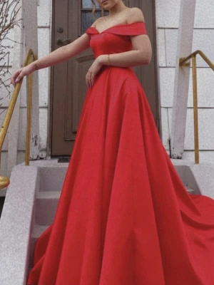 Röd axelbandslös balklänning - Säljer en fantastisk röd långklänning med offshoulder-modell och vacker utsvängd kjol. Klänningen har en elegant och tidlös design med markerad midja och släp. Perfekt för bal eller festliga tillfällen. Materialet är glansigt och ger en lyxig känsla.