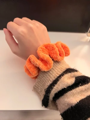 Velvet Scrunchie - Orange - Mjuk och härlig scrunchie i färgen orange. Virkad av mig. Kan användas för att sätta upp håret eller som armband 🎀