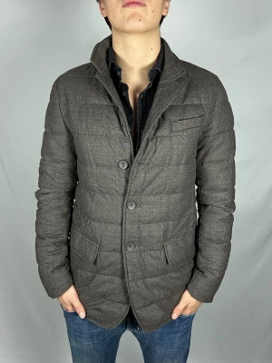 Herno Down Blazer - Skicket på jackan är väldigt bra utan defekter. Size: 48 (M). Retail pris: 6000SEK (+). Modellen är 185cm och väger 78kg. Hör av dig vid frågor eller funderingar!