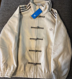 adidas limited chinese/lunar jacka - Fin och unik jacka från adidas som är oanvänd!JACKAN ÄR LIMITERADE VILKET ÄR SVÅRT ATT FÅ TAG På
