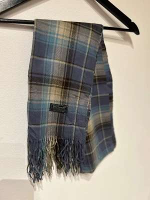 Burberry halsduk  - Burberry scarf i fint skick! Hör av dig vid frågor och kolla gärna in min profil där jag säljer andra burberry halsdukar mm!