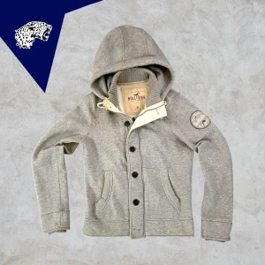 HOLLISTER CARDIGAN - Hollister cardigan i grå | Skick: 8/10 | Strl: M/L | Modellen är 182cm | Hör av dig vid intresse eller om du undrar någonting! 