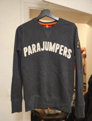 Parajumpers Crewneck XS (170/176) – Nästan Nyskick - Säljer en Parajumpers Arch Logo Crewneck i storlek XS (ca 170/176). Tröjan är använd endast ett fåtal gånger och är i nästan nyskick utan några defekter. Mjukt material, perfekt passform och klassisk PJS-design med chenille-logga över bröstet. Skriv vid frågor (pris ej fast)
