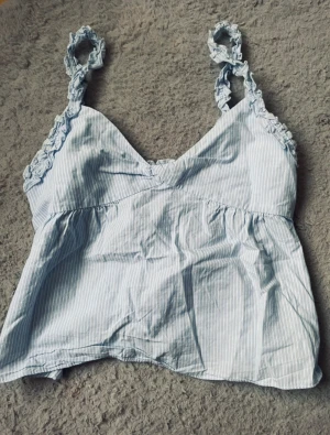 söt topp zara - såå söt blå randig topp från zara som inte kommer till användning🤍🤍🌟 storlek s men sitter lite tightare🌟