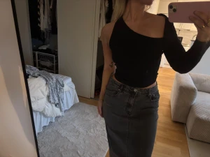 Asymmetrisk topp - Använd vid ett tillfälle. Från Gina storlek L men skulle mer säga en M i storlek. 