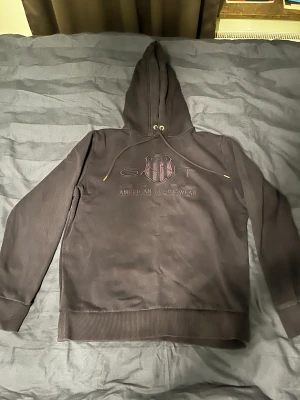 GANT hoodie - Fin Gant hoodie. Mörkblå hoodie med snören till, storlek L men passar ungefär som en M. 