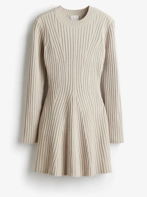 Beige ribbad stickad klänning - Köptes från hm för 450kr. Jag tog bort prislappen då tanken var att ha på mig den till en fest men det blev aldrig av. Helt ny ( aldrig använd) Säljer en beige stickad klänning med ribbad struktur och långärmad. 