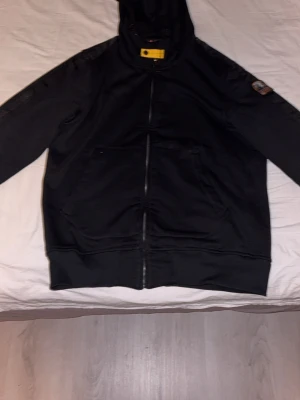 Svart parajumpers hoodie  - Hej säljer nu min parajumpers zip hoodie och ja den är ny har andvänt den kanske 2 gånger men jag behöver pengar så måste sälja men det är  jätte material och den är jätte varm. 