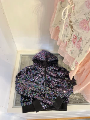 Paljett hoodie - Hoodie med tragkedja med glittriga paljetter. Perfekt till nyår och fest! Passar XS. 