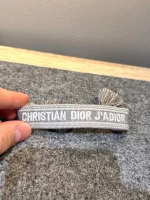 Grå dior armband - Säljer detta väldigt snygga dior armband. Aldrig använd. Perfekta julklappen för en billig peng (fraktas inom 24 timmar)! Finns svart, grå och blå! Kolla min profil😀