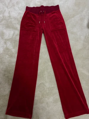 Röda mjukisbyxor från Juicy Couture - Säljer ett par röda mjukisbyxor från Juicy Couture. Helt nya fick dom som present men hade exakt samma.
