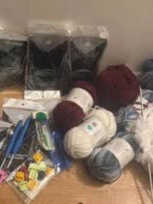 Sticktillbehör till salu - 🧶 Sticktillbehör till salu 🧶 Robusta och i bra skick. 💰 Fast pris: 500kr 📩 Kontakta mig via meddelande vid intresse.