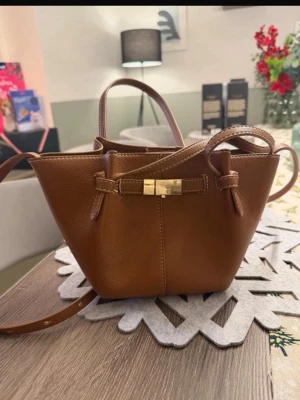 Populär Lindex väska  - Super snygg väska från Lindex, finns inget tecken på andvändning