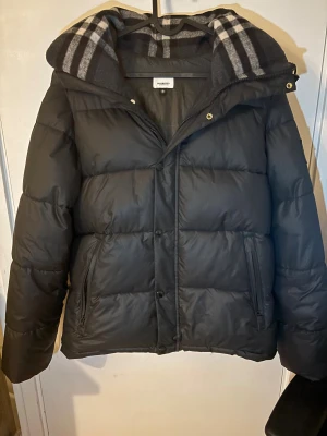 Burberry jacka - En snygg,skön och varm jacka som man kan göra till väst perfekt för vintern och hösten.skriv vid intresse 