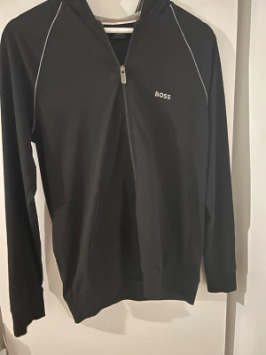 Hugo boss hoodie - Säljer en hugo boss hoodie som jag använt max 5 gånger för den va för liten för mig sen den köptes men aldrig skickades tillbaka men annars är den i riktigt bra skick. Storlek S