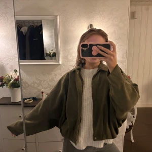 Zara bomberjacka  - Bomberjacka i mockaeffekt från Zara som inte kommer till användning tyvärr! ❤️