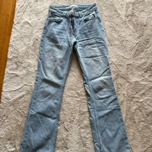 BootcutJeans - Gina Tricot - Säljer ett par ljusblå Perfect Jeans från Gina Tricot i storlek 34. Modellen har, bootcut-ben och normal passform. Denna moddelen finns inte kvar att köpa på deras sida men är som deraslow bootcut. Säljer då dem är för små för mig. 