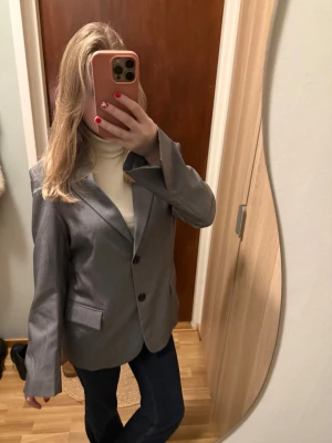 Grå snygg kavaj! - Säljer en supersnygg grå kavaj från Monki, den är i storlek xxs och endast använd fåtal gånger. Stor i storleken då jag i vanliga fall är en xs/s & är 163 cm, för referens 😇 superfint skick! Säljs då jag behövde rensa bland kavajerna.