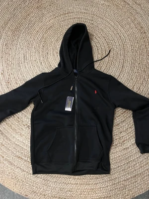 Svart Ralph lauren hoodie - 🚨fejk🚨 snygg Ralph lauren hoodie som jag aldrig har använt