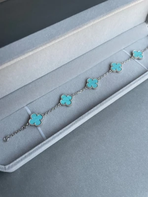 Turkos klöver armband  - Säljer denna fina armband med turkos klöver 🩵 Armbandet är gjord av rostfritt stål som håller sig fint länge. Helt nytt och oanvänt!